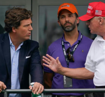 Trump e Carlson con dietro Donald jr.